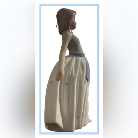 Fine Porcelain Lady in A White Dress - Picture 4 of 5